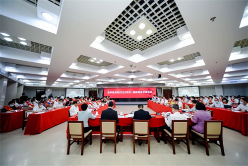 华谋咨询股份劳模参加五一庆祝活动